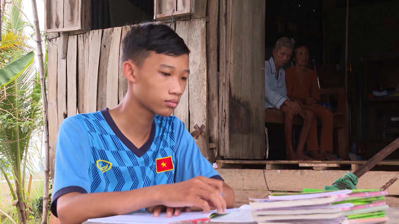 Trao học bổng Thắp sáng niềm tin cho Em Nguyễn Hoài Thương 
